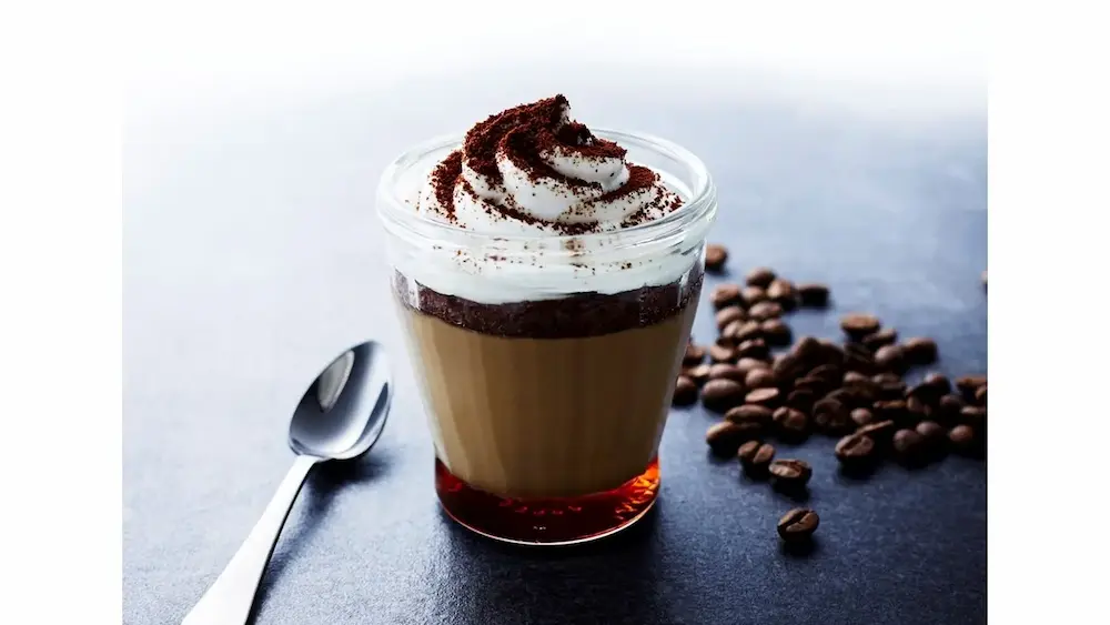 コーヒーソースとホイップ、チョコスポンジを重ねた三層仕立てのプリンパフェ「クリーミーカフェ」単品画像(モロゾフ)