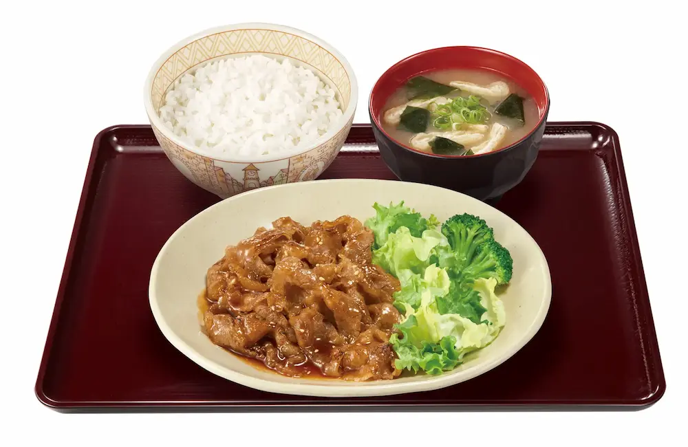 すき家『牛カルビ焼肉定食』の標準セット。牛カルビ・温野菜・ごはん・みそ汁が載った赤いトレーに盛り付けられている