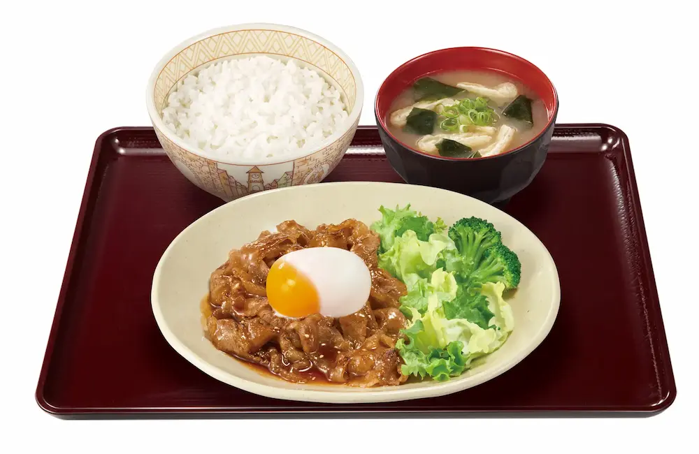 すき家『おんたま牛カルビ焼肉定食』のセット。牛カルビの中央に半熟温玉がトッピングされ、みそ汁・ごはんが添えられている