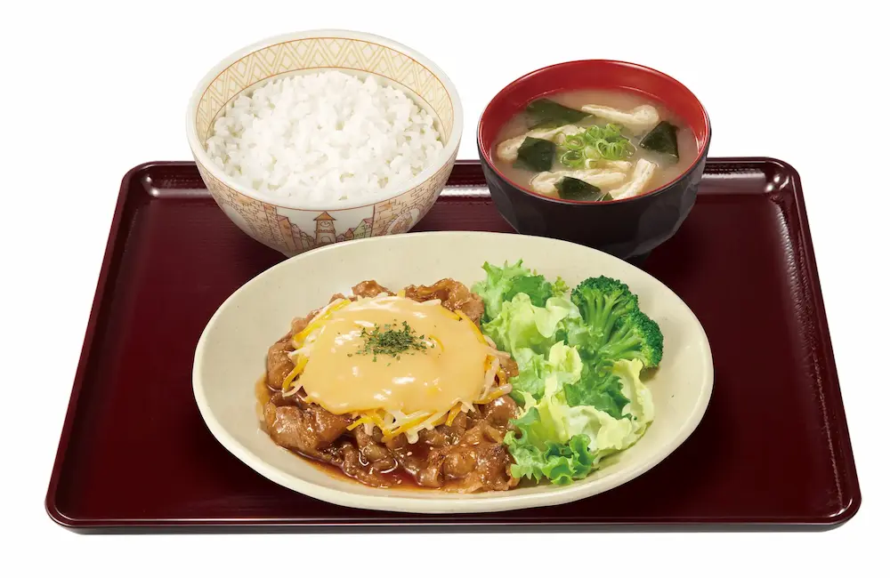 すき家『チーズ牛カルビ焼肉定食』のセット。とろけたチーズが牛カルビにかかり、温野菜・みそ汁・ごはんと共に提供される