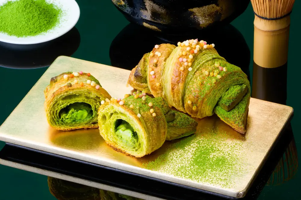 宇治抹茶入りのクロワッサン生地と抹茶クリームが特徴の「プレミアムチョコクロ 京抹茶」の断面写真