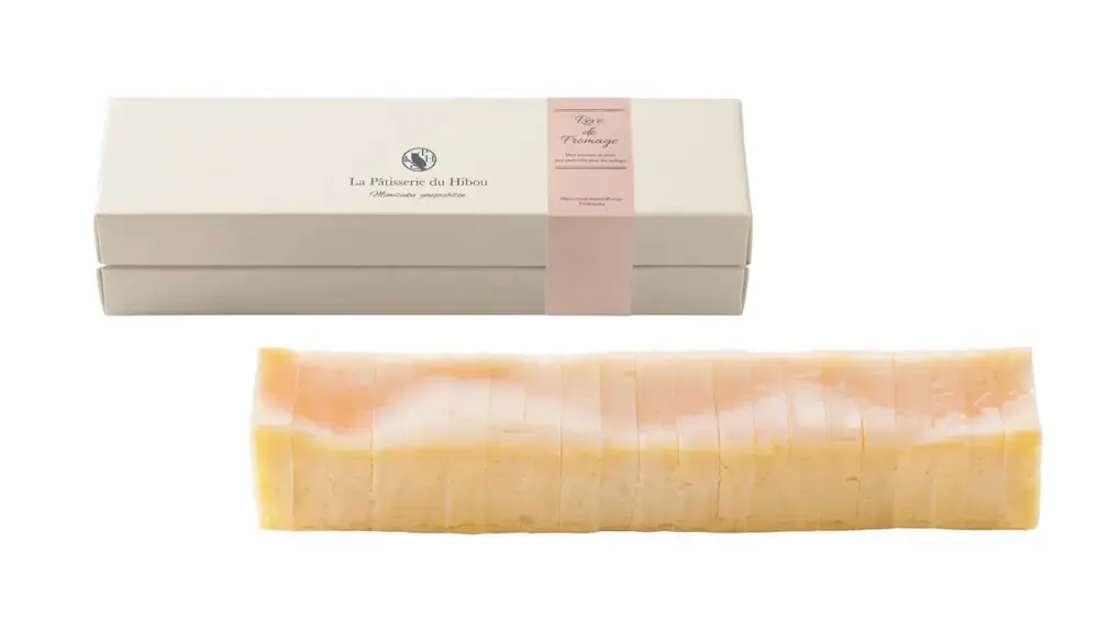 オンラインショップ限定「レーヴ・ドゥ・フロマージュ(ペッシュ)」のパッケージとケーキ本体。専用BOXとともに丁寧に包装された商品全体イメージ。