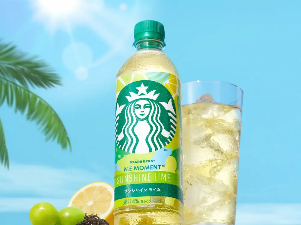 スターバックス ME MOMENT サンシャインライムと氷入りグラス、背景はヤシの木と青
