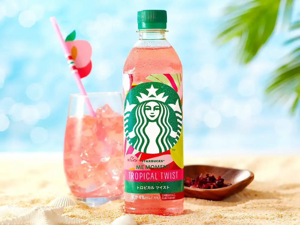 スターバックス ME MOMENT トロピカルツイストとピンクドリンク、砂浜にグラスと貝殻