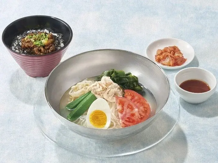 盛岡冷麺とちいさな炭火焼肉ごはんのセット。キムチとコチュジャンたれが別添えで付属