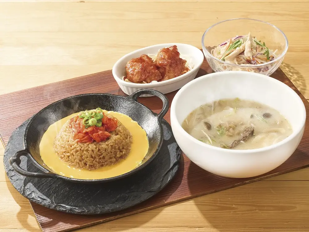 鉄板仕上げのキムチチャーハンに、ヤンニョムから揚げ・白湯スープ・春雨サラダを添えた韓国風御膳