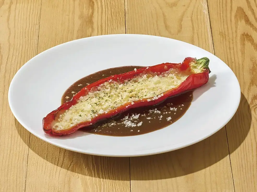 静岡県産プリンセスパプリカをチーズとともに焼き上げたベジタブルステーキ。カレー風ソース添え