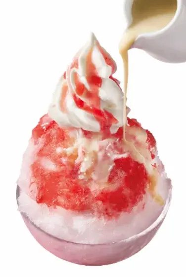 ソフトクリーム&練乳をかけた、いちごの純氷かき氷に追いソースを注いでいる様子