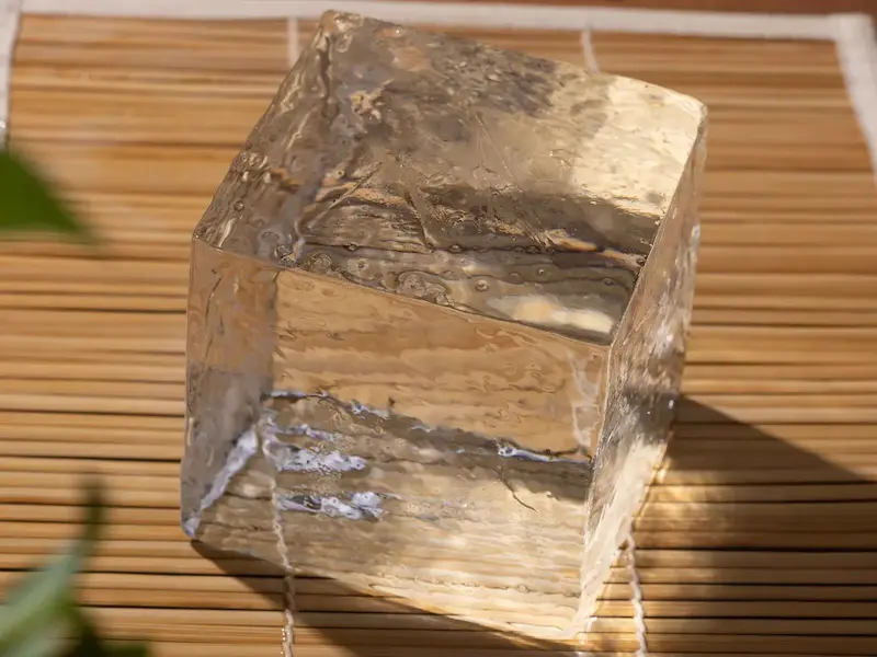 雑味のない純氷の透明なキューブ。かき氷に使用される、丁寧に凍らせた氷のブロック
