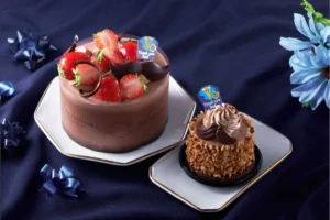 YATSUDOKIの父の日限定スイーツ。髭チョコがのったチョコレートケーキと、ナッツたっぷりのミニケーキが華やかに並ぶ