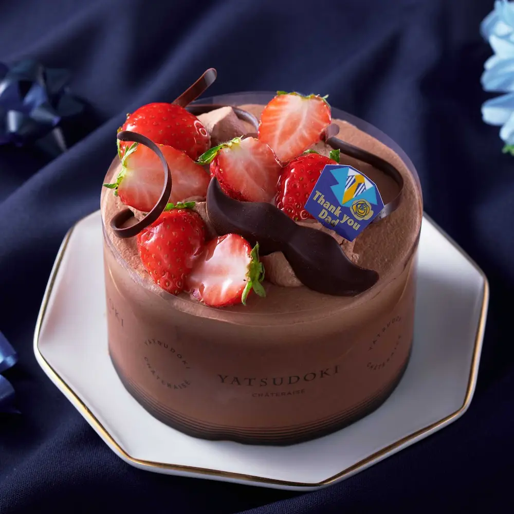 YATSUDOKIの父の日ケーキ『チョコレート・ジェントルマン』。髭型チョコといちごをトッピングした濃厚チョコレートケーキ