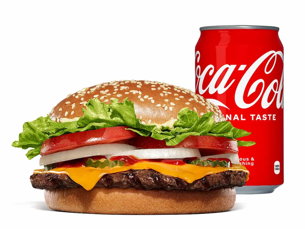 チェダーチーズ入りワッパー®チーズとコカ・コーラのセット商品。新鮮なレタスとトマトが目を引くバーガーの定番メニュー。