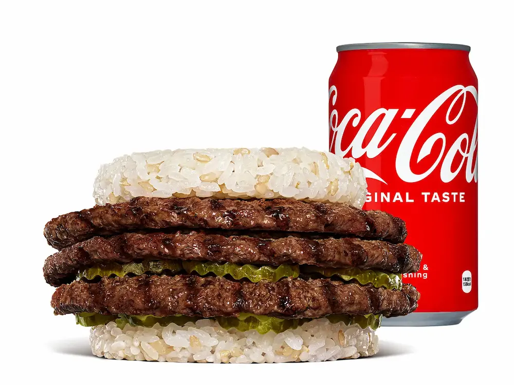 佐世保限定販売のピックルボールバーガー。国産米のライスパティで3枚の直火焼きビーフパティを挟んだ特別仕様。