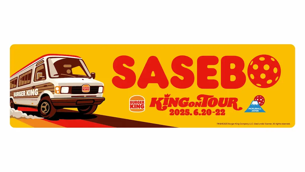 佐世保市限定デザインの「KING ON TOUR」ピックルボールコラボステッカー。開催地名とボール柄のロゴ入り。