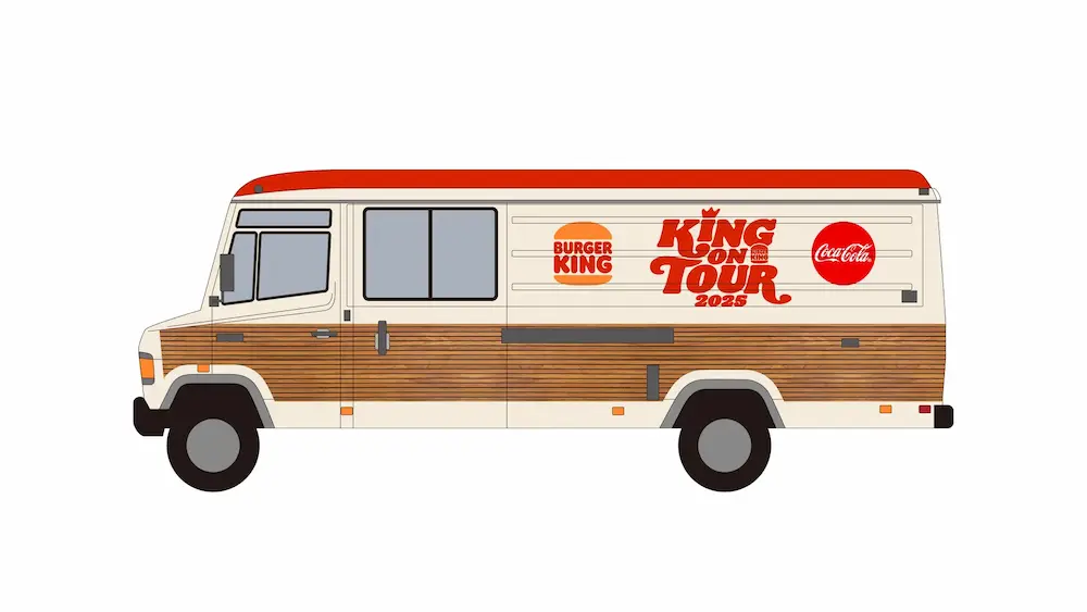 「KING ON TOUR 2025」仕様の巡回型フードトラック。車体側面にロゴとウッド調のデザインが施されている。