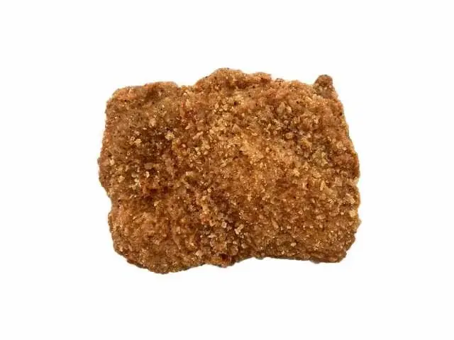旧バージョンの「ザクチキ（魅惑の旨辛）」を白背景で撮影。やや粗めの衣で、全体的に色味は控えめ。