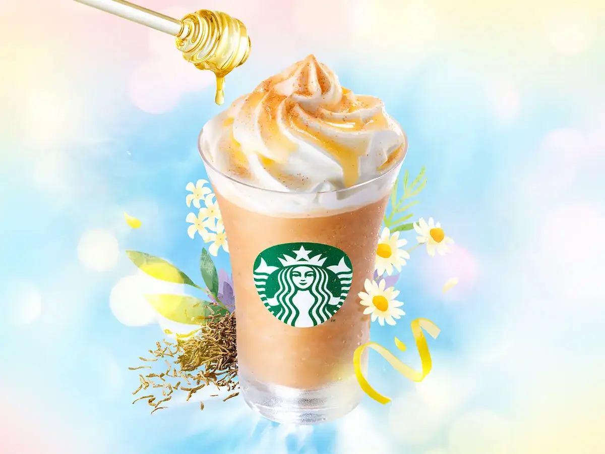 スターバックス新作「アールグレイ ブーケ ＆ ティー フラペチーノ®」のビジュアル。ホイップクリームにはちみつがかかり、カモミールやハーブが彩る華やかなデザイン。