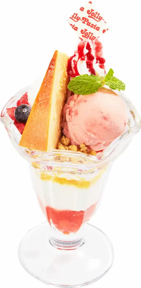 ジョリーパスタのジョリパパフェ。チーズケーキ、ジェラート、ヨーグルトを重ねたグラス仕立ての贅沢パフェ