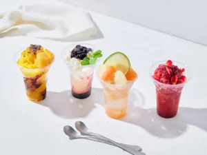 スターバックスが展開するプリンチの夏限定スイーツ「グラニータ」4種（マンゴー、クリームチーズ＆ヨーグルト、グレープフルーツ、ベリーロッソ）が並ぶカップデザート